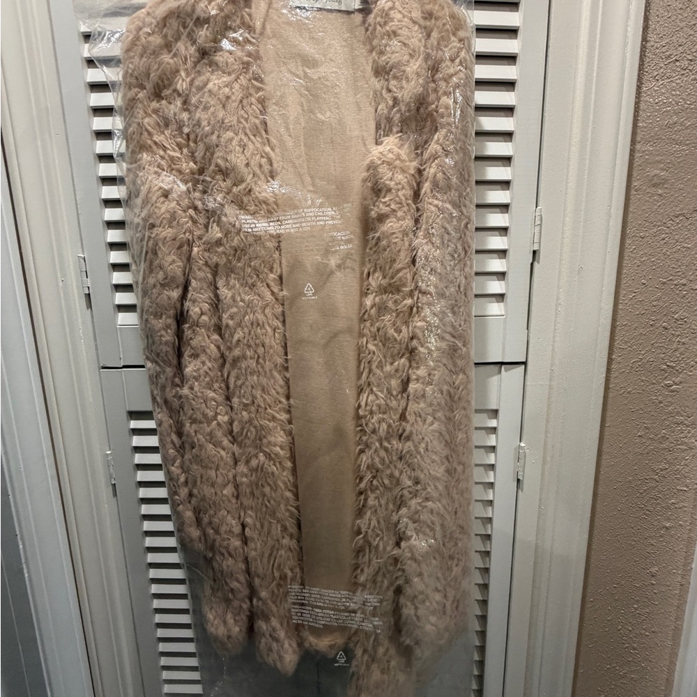 Chic Faux Fur Coat in Beige/peachy color